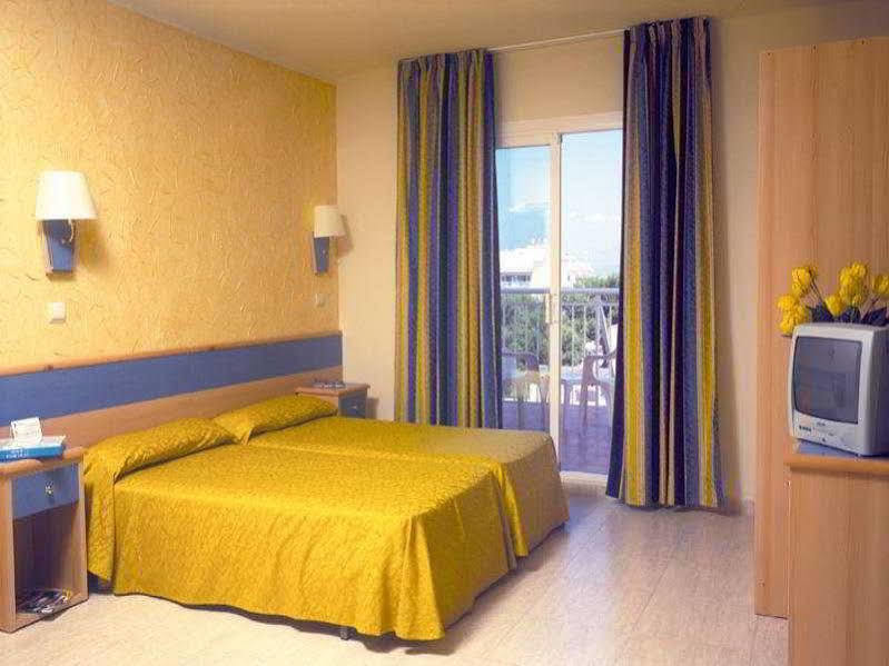 Hotel Sahara Nubia Gobi à Ses Cadenes Extérieur photo A room at a hotel in Malta